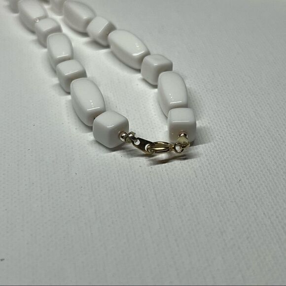 VintageβDemiβParureβWhiteβBeadedβNecklaceΒ w/βMatchingβHookβEarrings - Picture 5 of 11